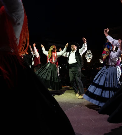 Pessoas a dançar num rancho folclórico